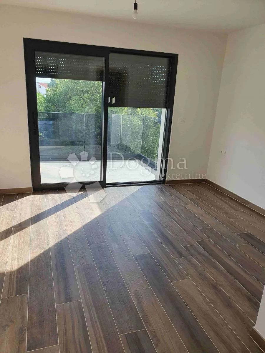 vila sa 4 apartmana, 2 bazena, 200 metara od mora - slika 4