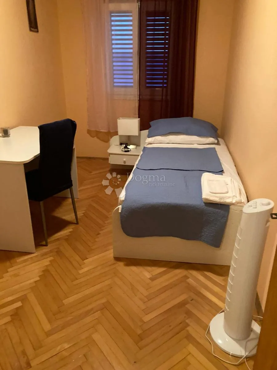 kuća sa tri stana i pogledom na more - slika 12