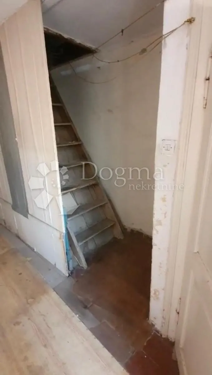 sniženo! stan za adaptaciju u srcu šibenika - slika 5