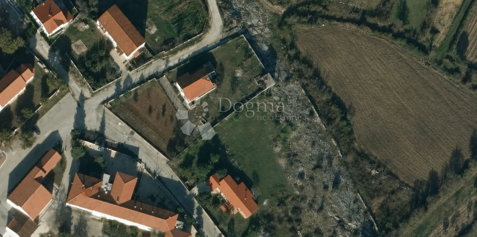 BRIŠEVO - GRAĐEVINSKO ZEMLJIŠTE 1175 m2 - Briševo, Poličnik
