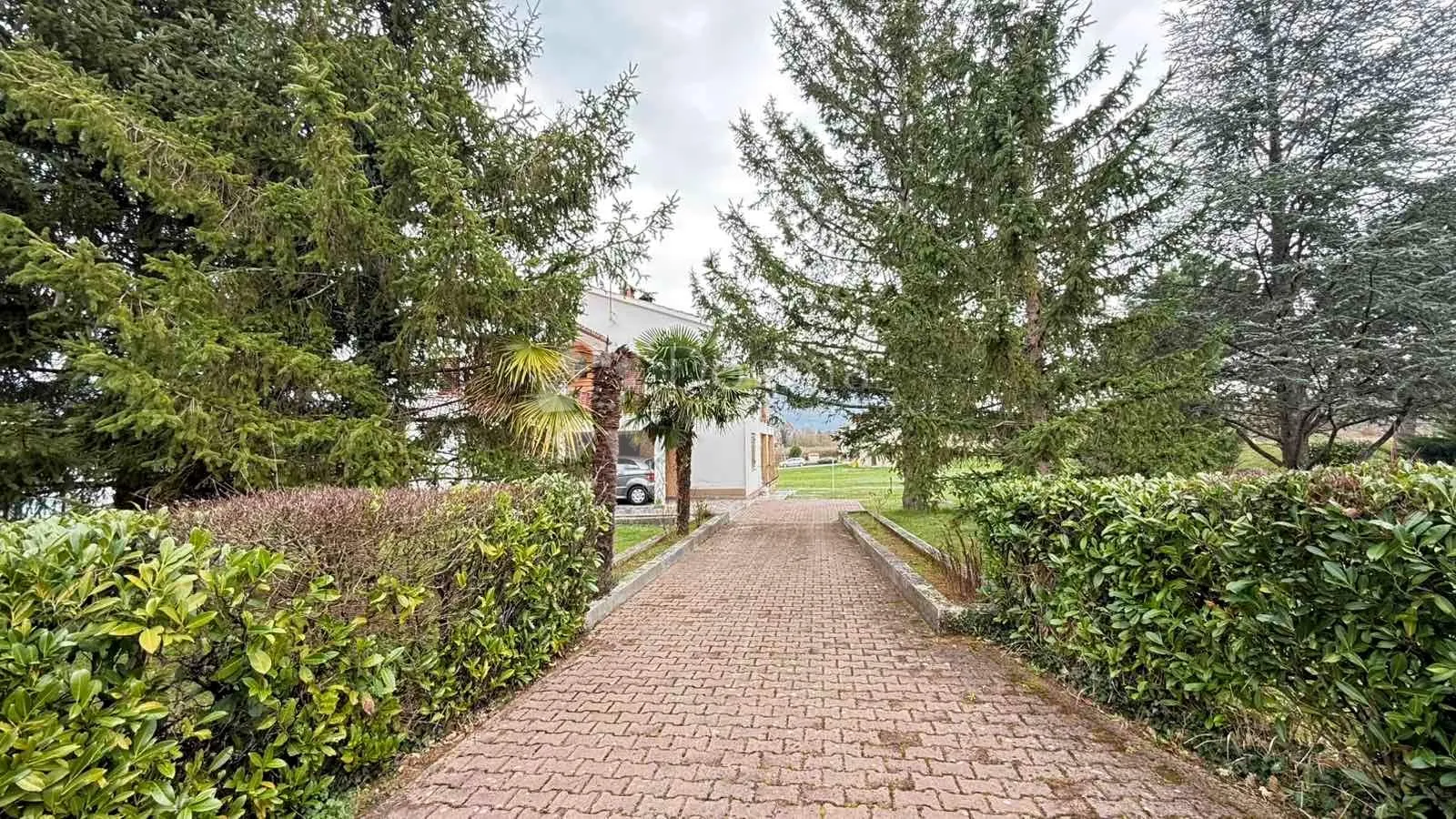 kuća s dva stana i građevinskom okućnicom 4740m2 u okolici labina - slika 2