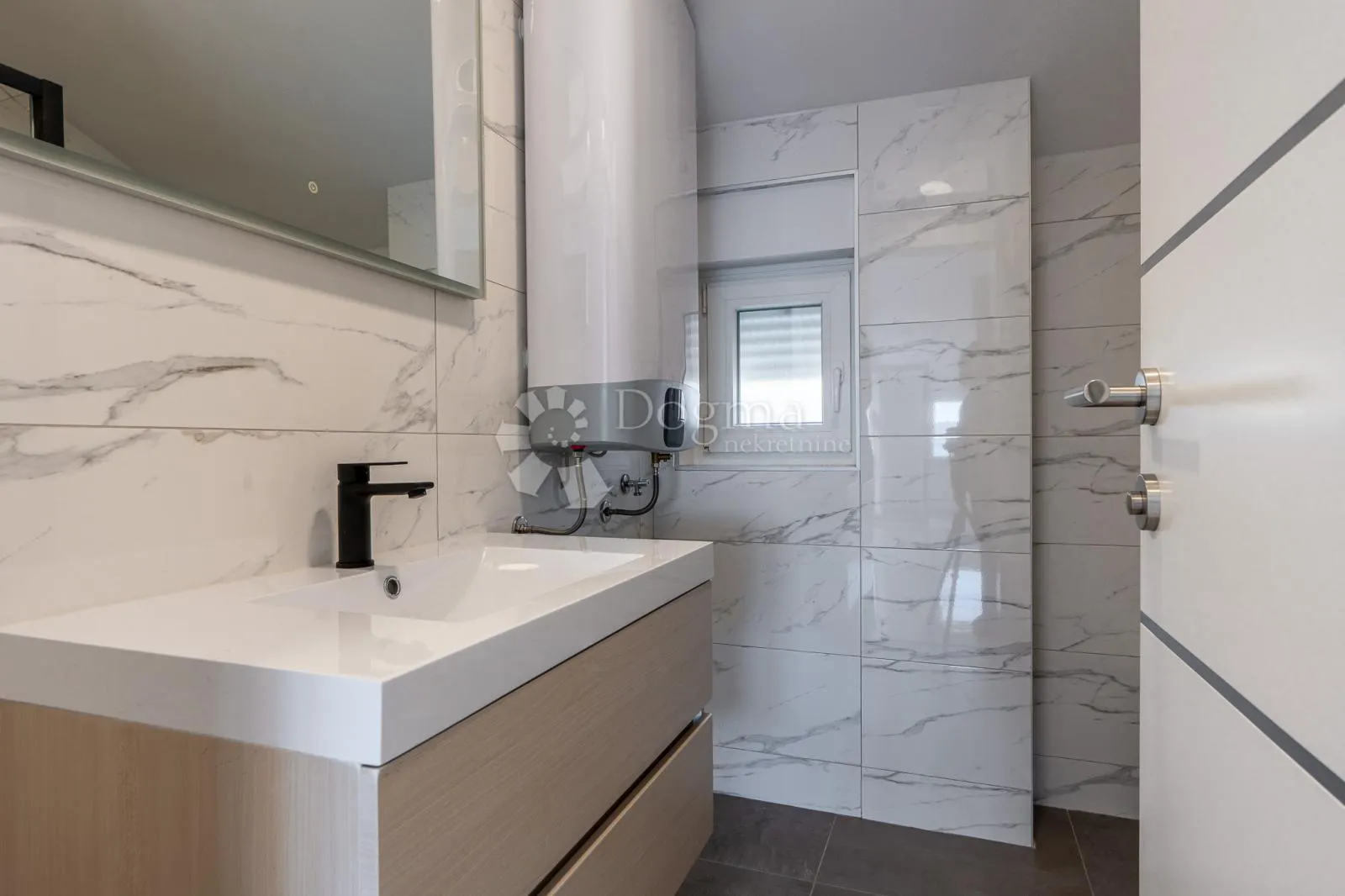 apartman u blizini mora sa prekrasnim pogledom - slika 3