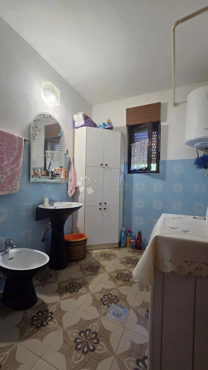 kuća sa dva stana i okućnicom - slika 4
