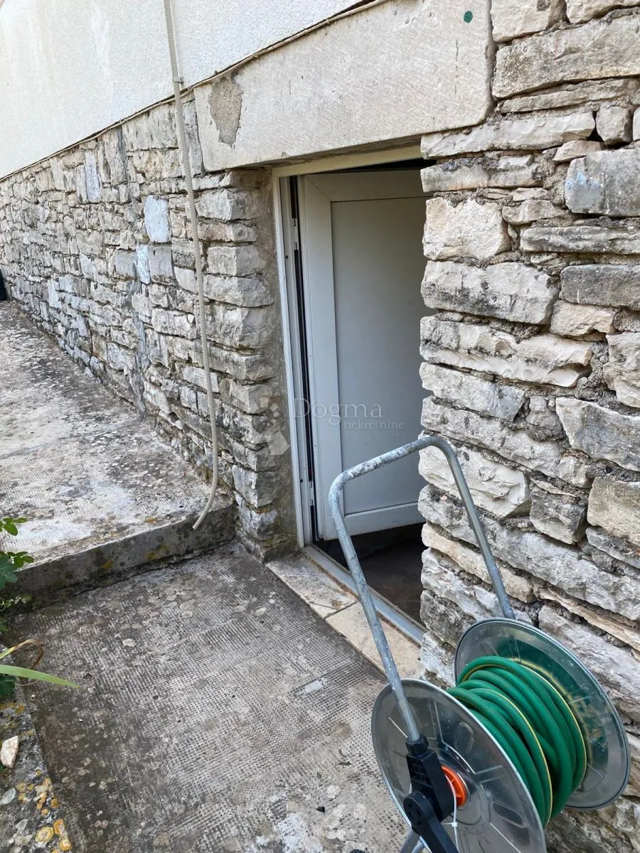 prodaje se – šarmantna obiteljska kuća s velikom okućnicom – supetar, bra - slika 24