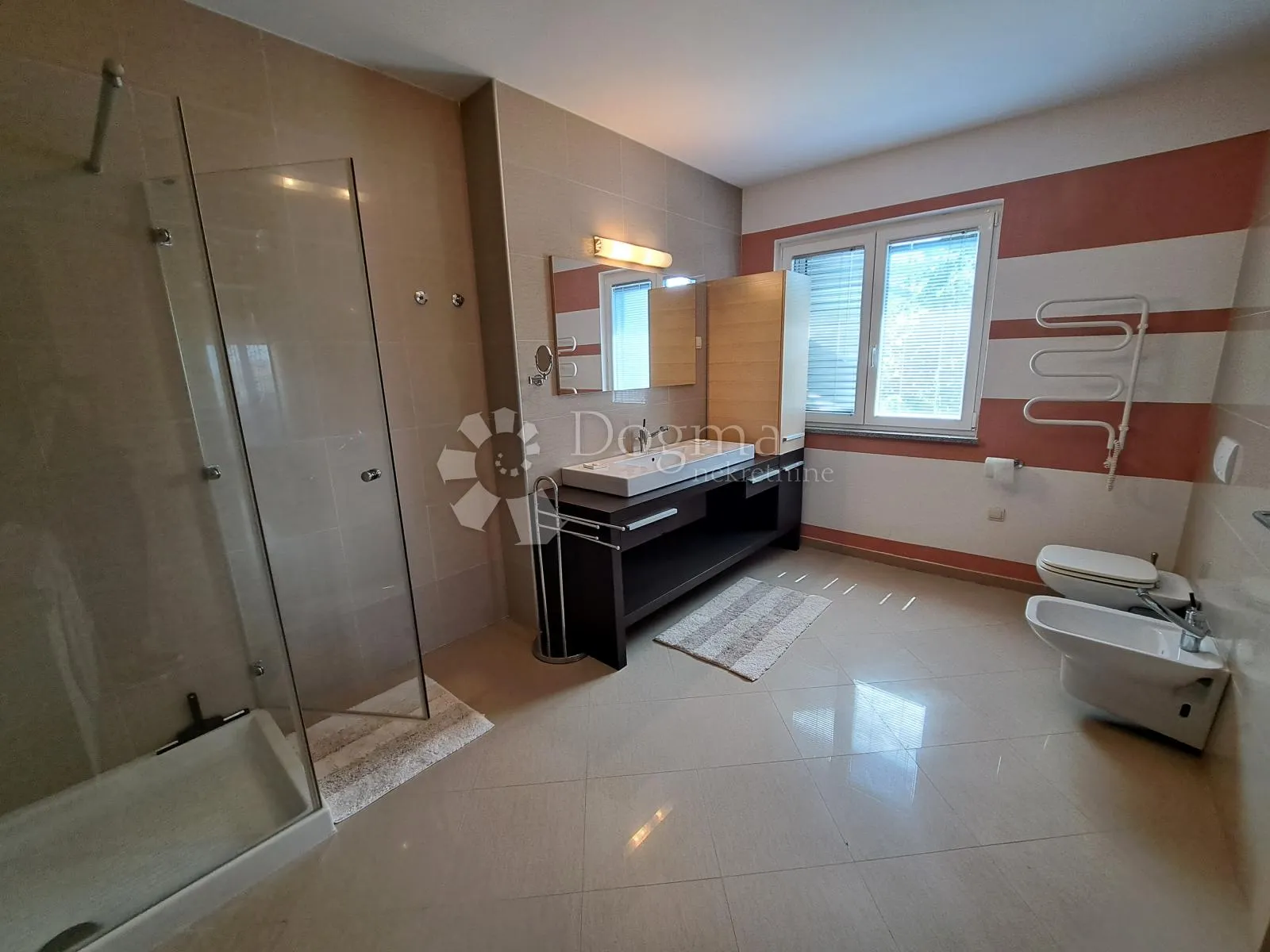 impresivan penthouse s pogledom na more, pješćana uvala - slika 8