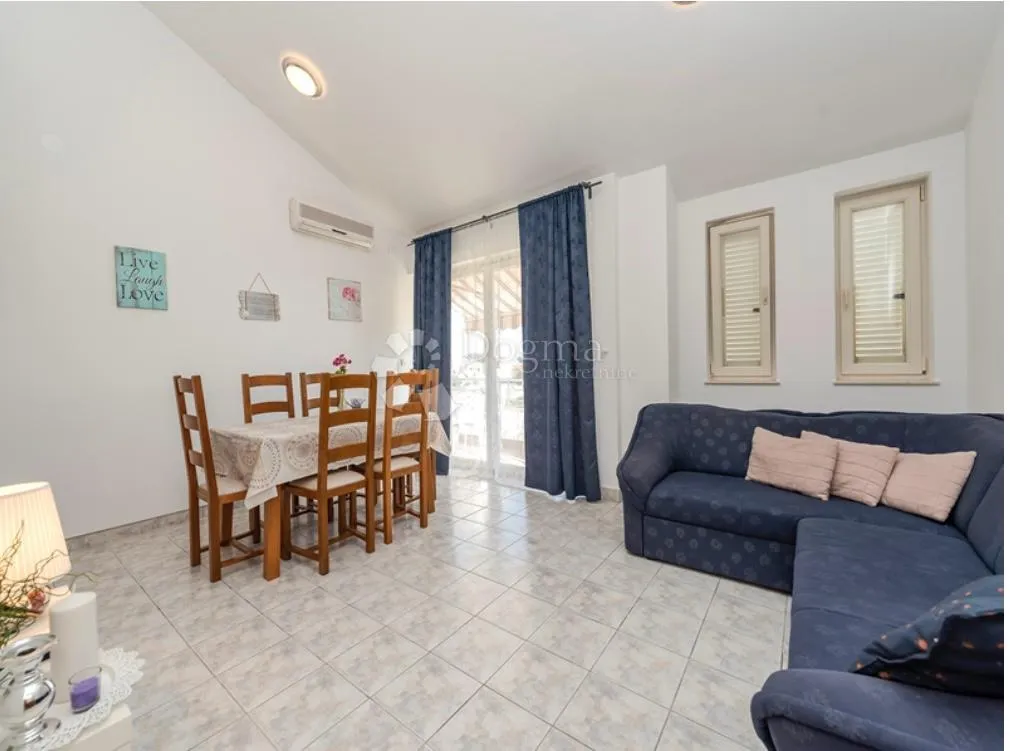 villa s bazenom u privlaci - slika 17
