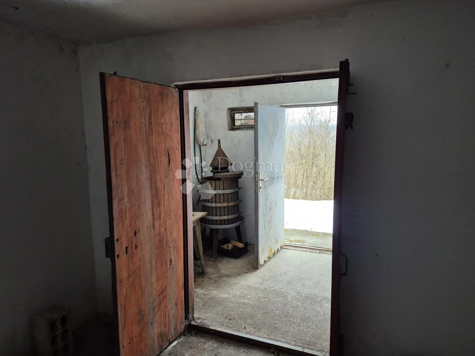 vikendica u maclju s prekrasnim pogledom i velikim zemljištem - slika 12