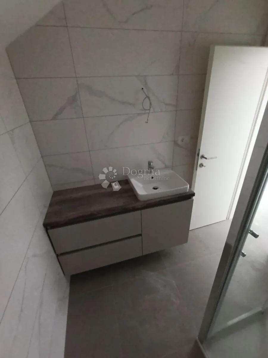 prostrani apartman u mandrama - slika 15