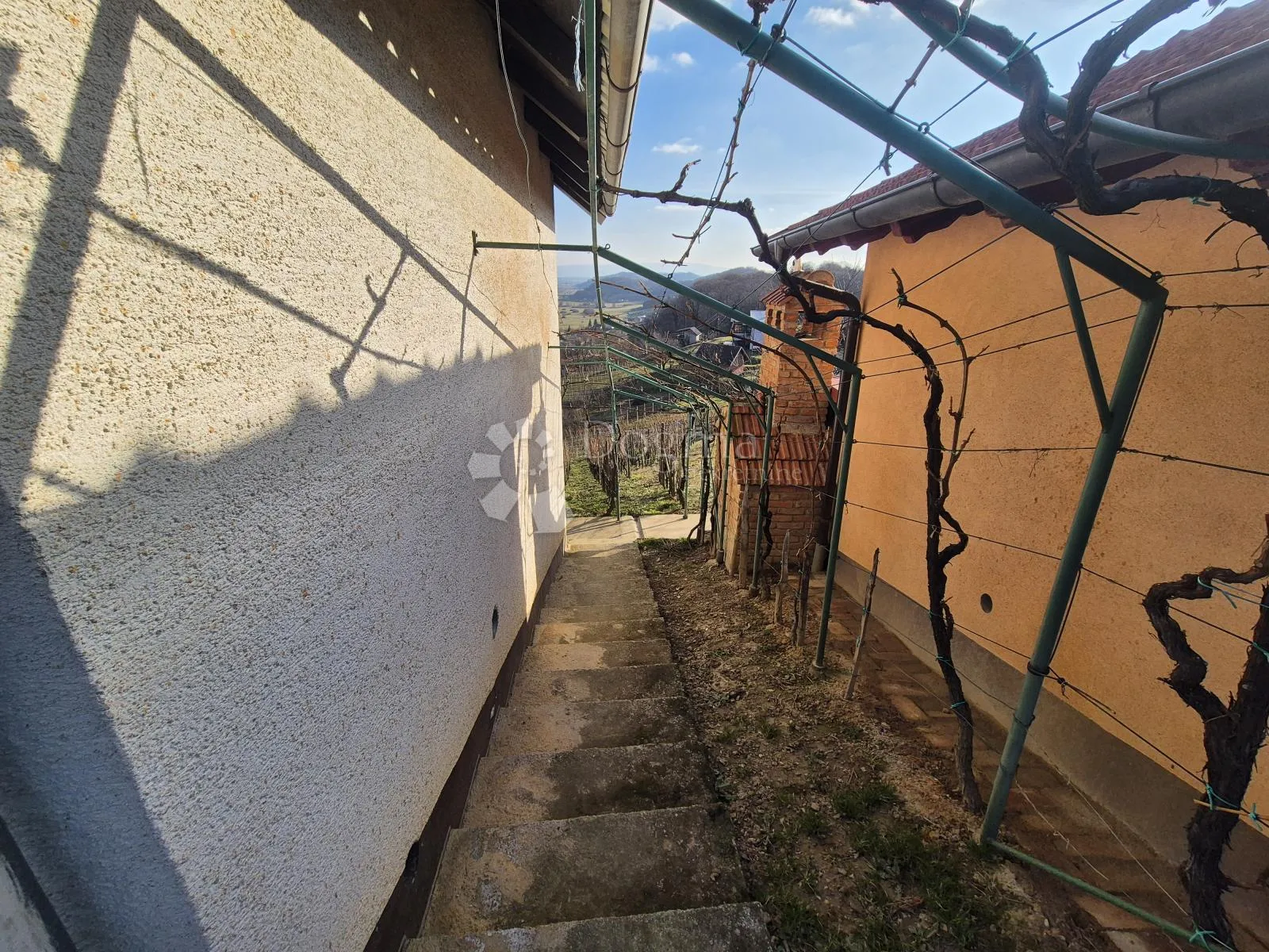 dvije vikendice sa vinogradom na brijegu iznad krapine! - slika 3