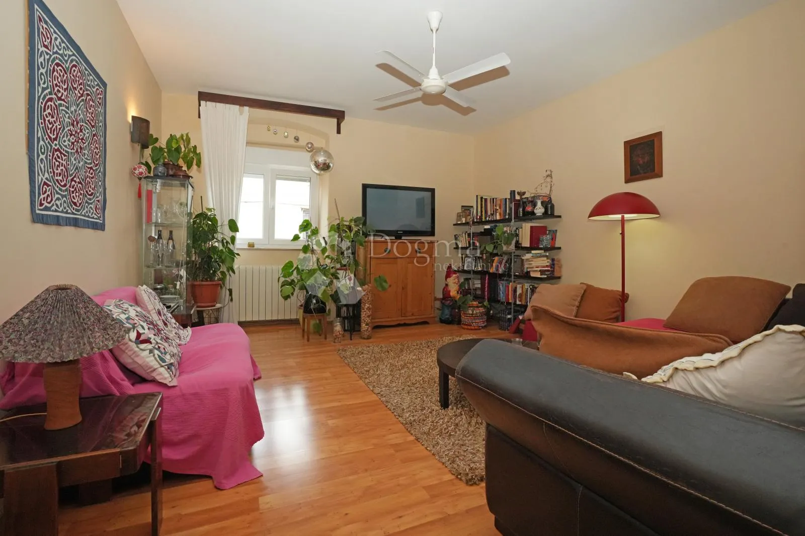 top cijena! 2.779€ m2 - divan stan u centru pule! - slika 1