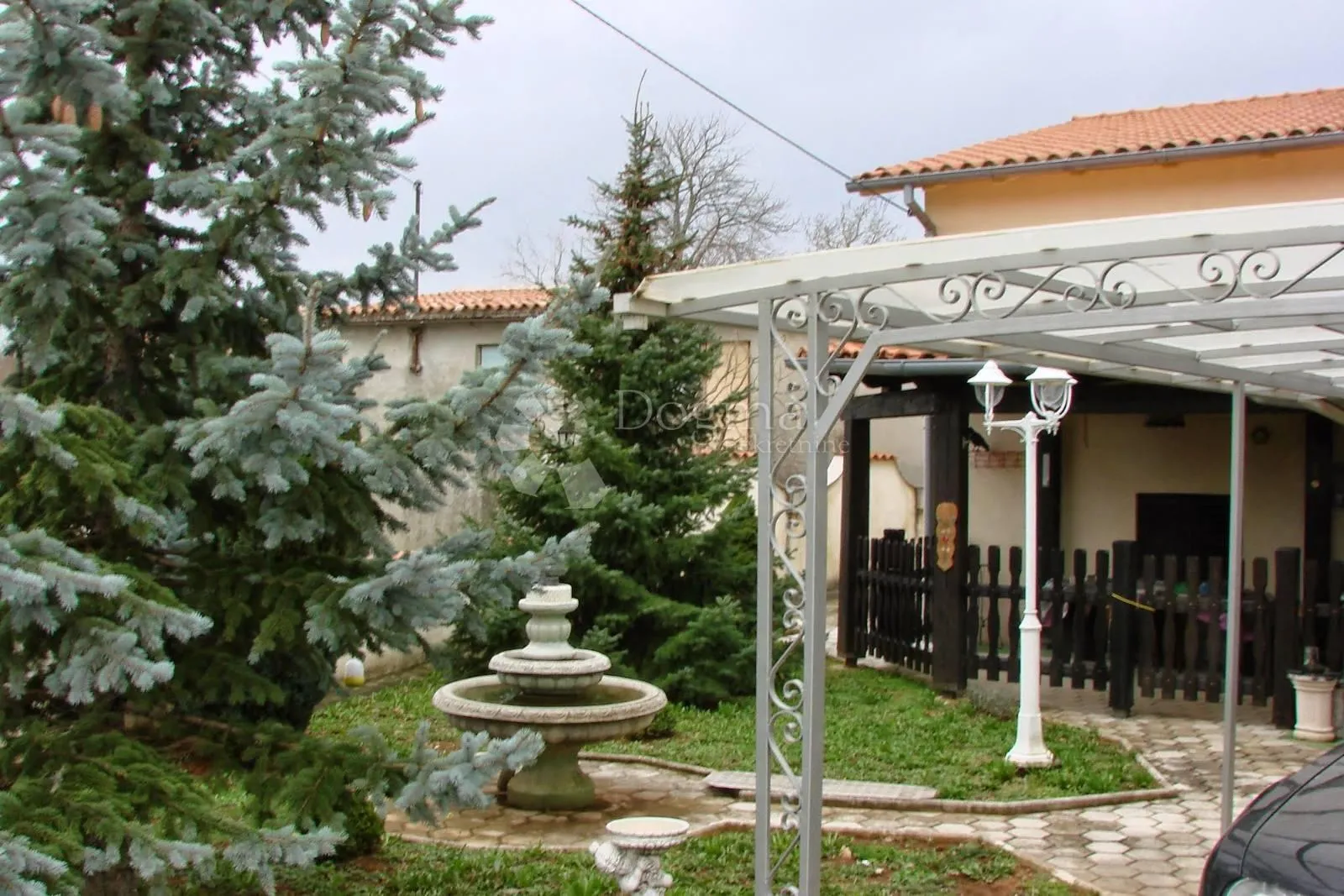 šarmantna kuća ne velikoj okućnici - slika 3