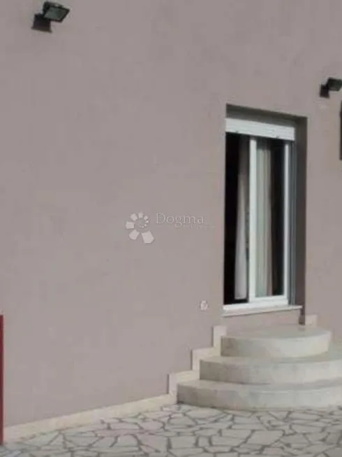 stan sa garažom na 1.katu kuće, brda - slika 2