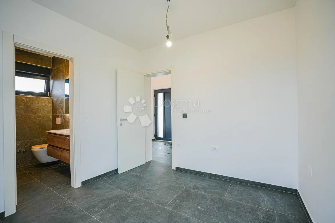 ekskluzivna villa s bazenom - slika 13
