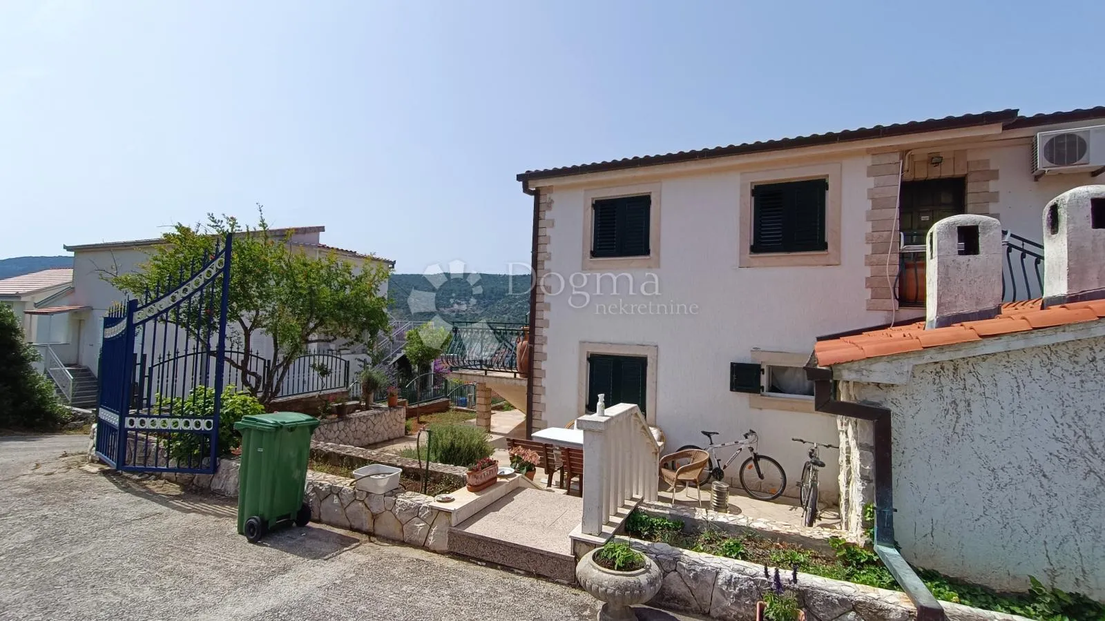 kuća s 4 apartmana - marina - slika 1