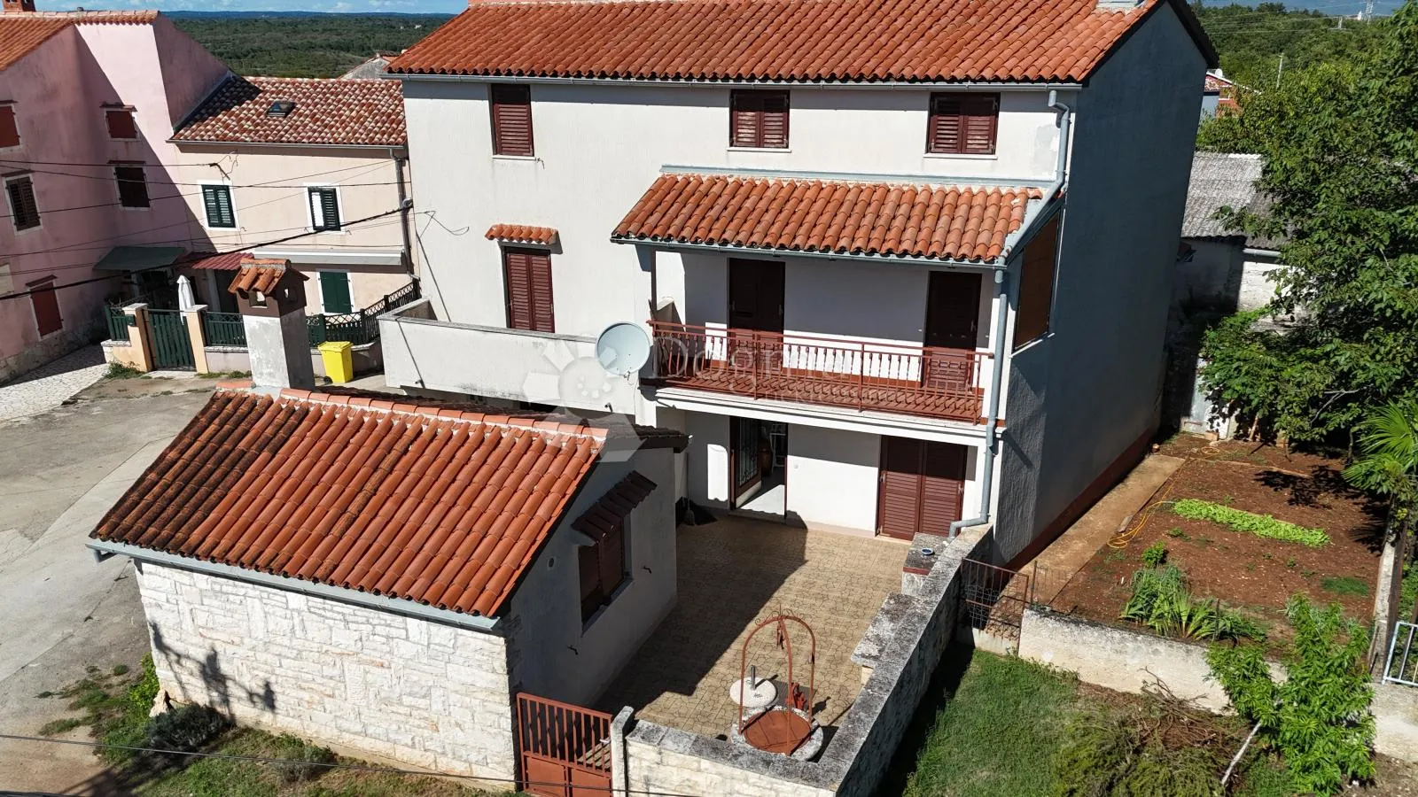duplex -dvije kuće sa ljetnom kuhinjom i garažom - slika 3