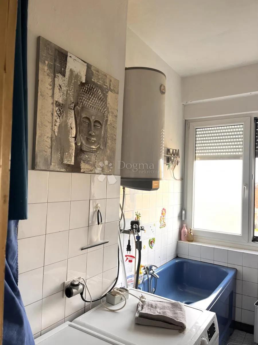 stan sa garažom u zgradi, blizina radničke ceste - slika 3