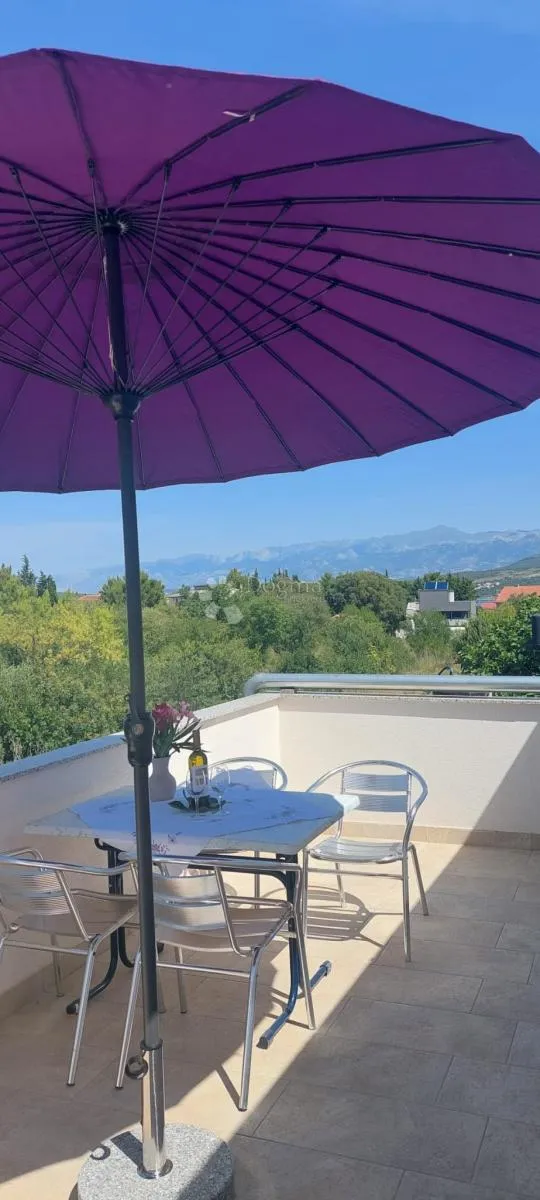 potpuno namještena kuća s tri apartmana - slika 8