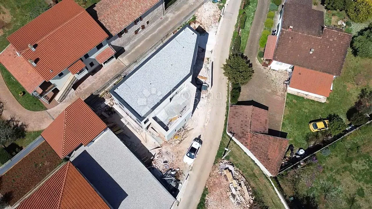 atraktivna vila u šišanu s dva odvojena stana i bazenom, blizina mora - slika 9