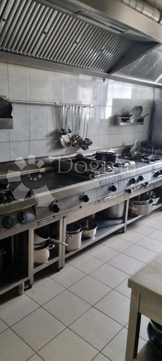 uhodani posao vila sa restoranom 2 km od mora - slika 31