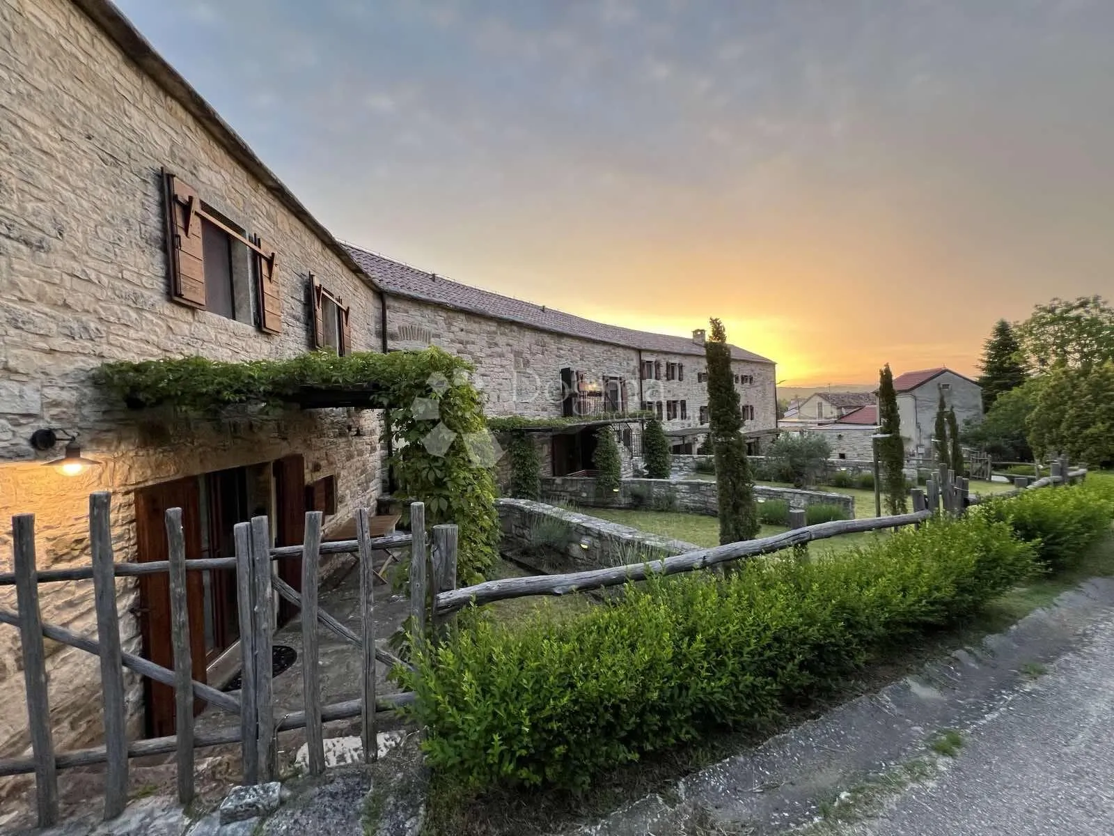 grožnjan istarska stancija sa 5 stambenih jedinica - slika 37