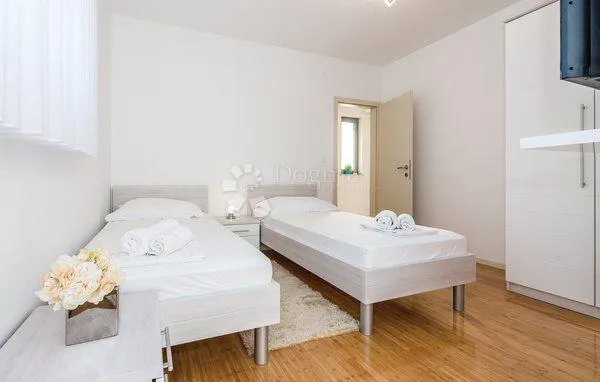 stivašnica- villa s bazenom na top lokaciji - slika 12