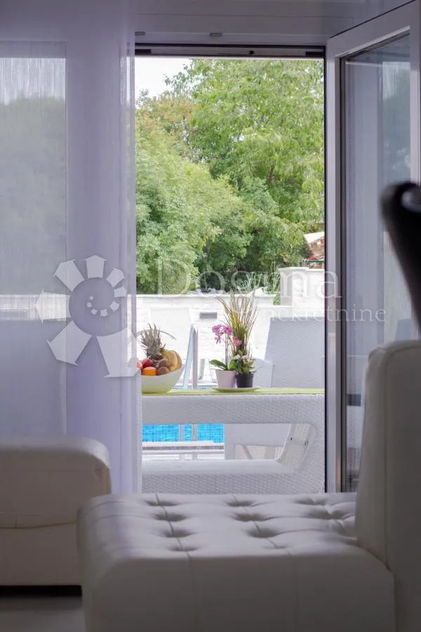 moderna villa na otoku krku s bazenom - slika 21