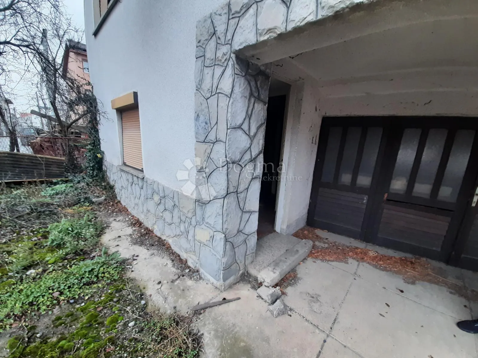višenamjenska kuća s posl. prostorom- 250m2 + veliki parking - slika 32