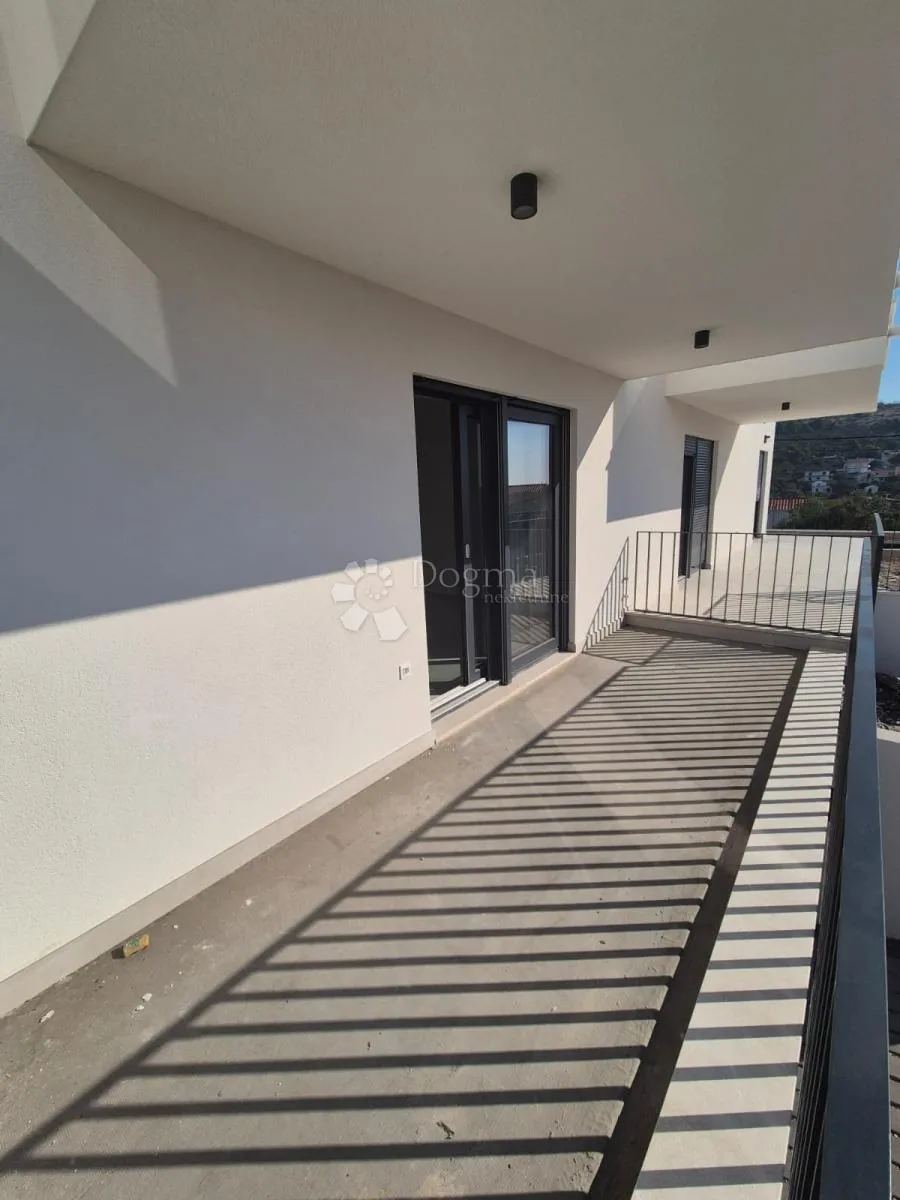 novogradnja – moderan stan (s4) s terasama i pogledom na more, manje od 150 m od plaže – okrug gornji - slika 12