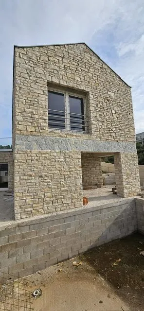 kamena kuća s bazenom i pogledom na more - slika 10