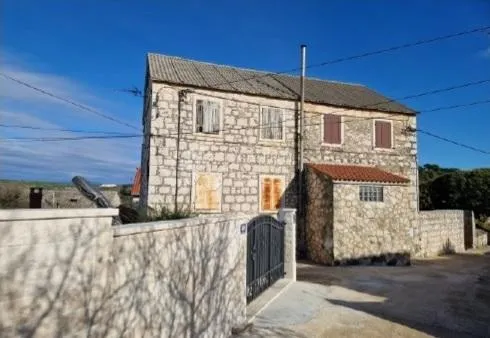 kamena starina za adaptaciju na otoku braču - slika 3