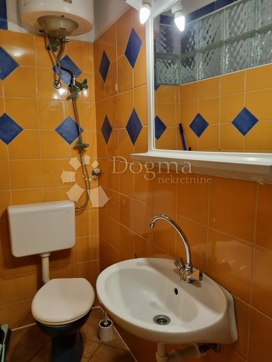 zgrada...poslovna prilika za hostel - slika 13