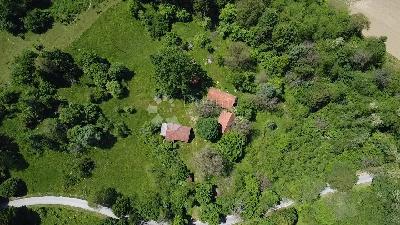 Zemljište u Tounju sa drvenim starinama