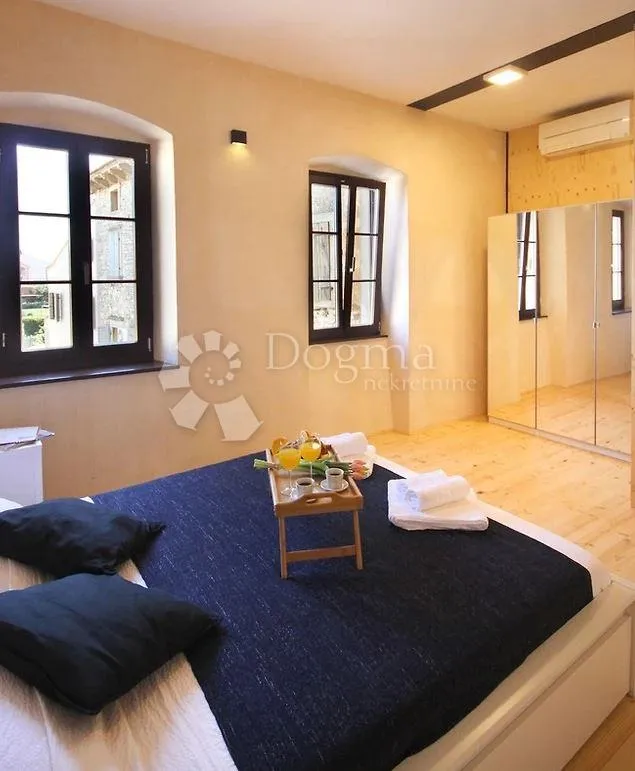 villa i dependanca sa bazenom i okućnicom - slika 12