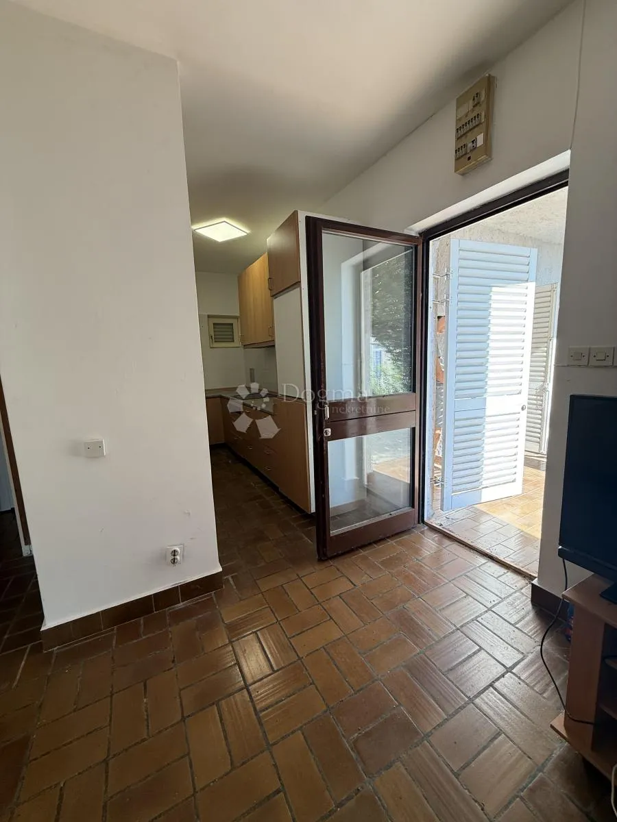 prodaje se apartman u centru malog lošinja - slika 10