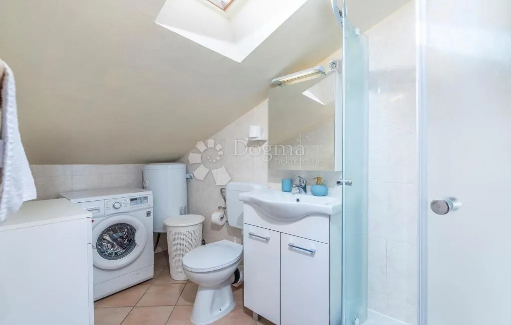 namješteni studio apartman 1.red do mora - slika 10