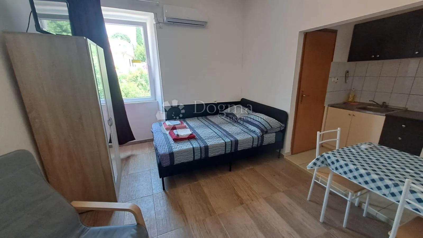 četverosoban stan u centru pule - 4 studio apartmana - slika 17