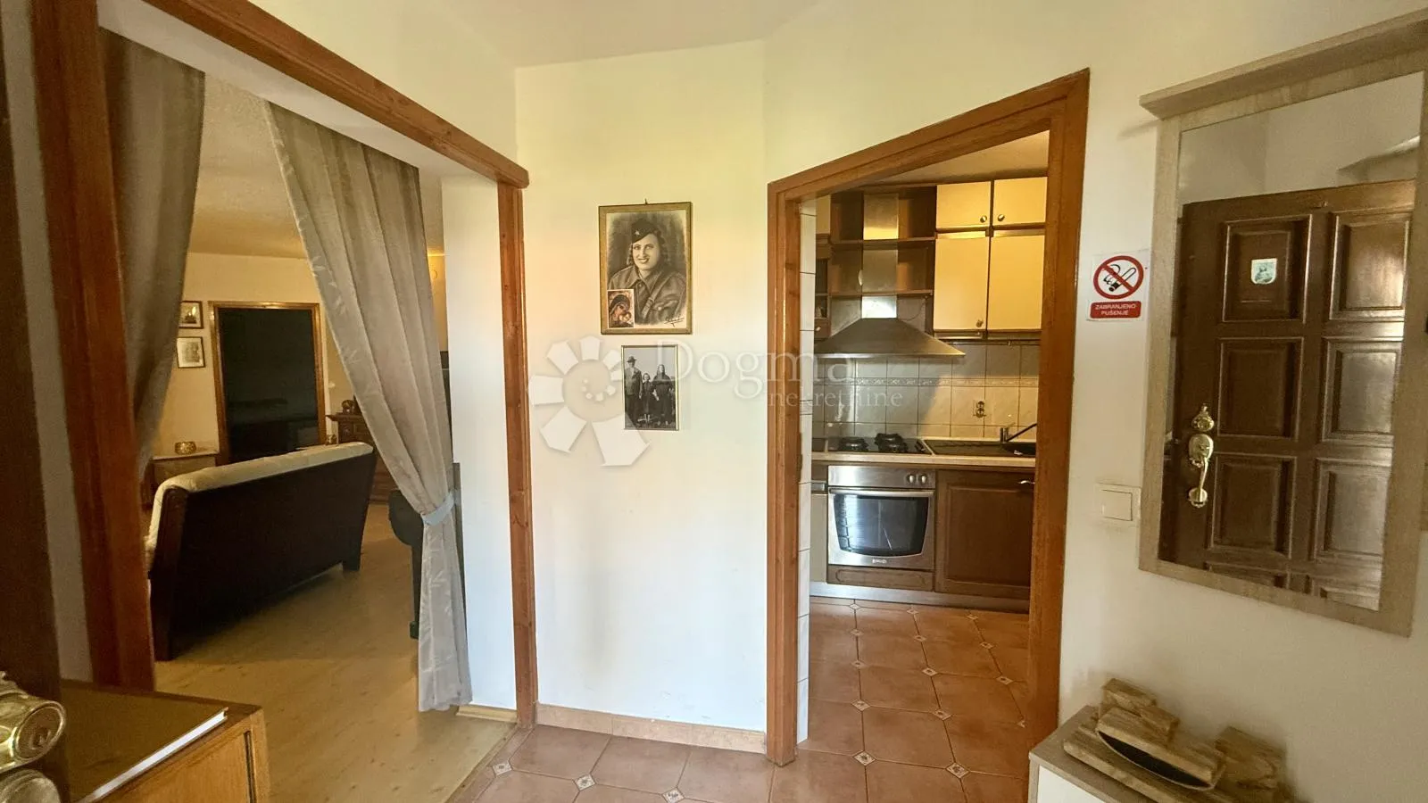 samo kod nas!! pula,apartmanska kuća blizu centra sa ljetnom kuhinjom,garažom i bazenom - slika 13