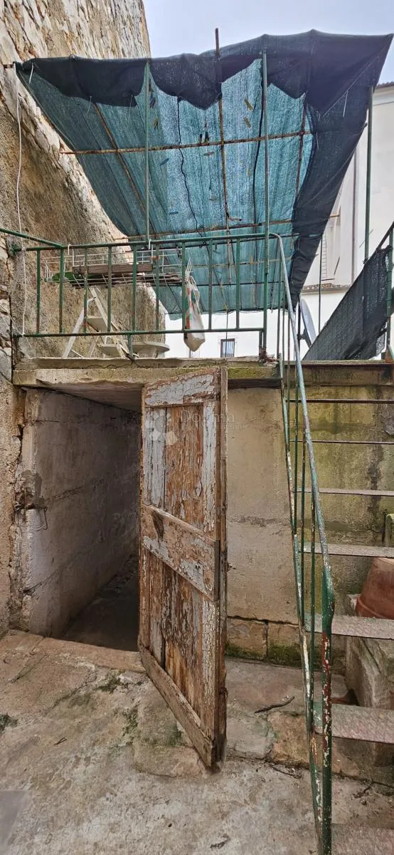 kamena kuća s terasom i garažom - slika 8