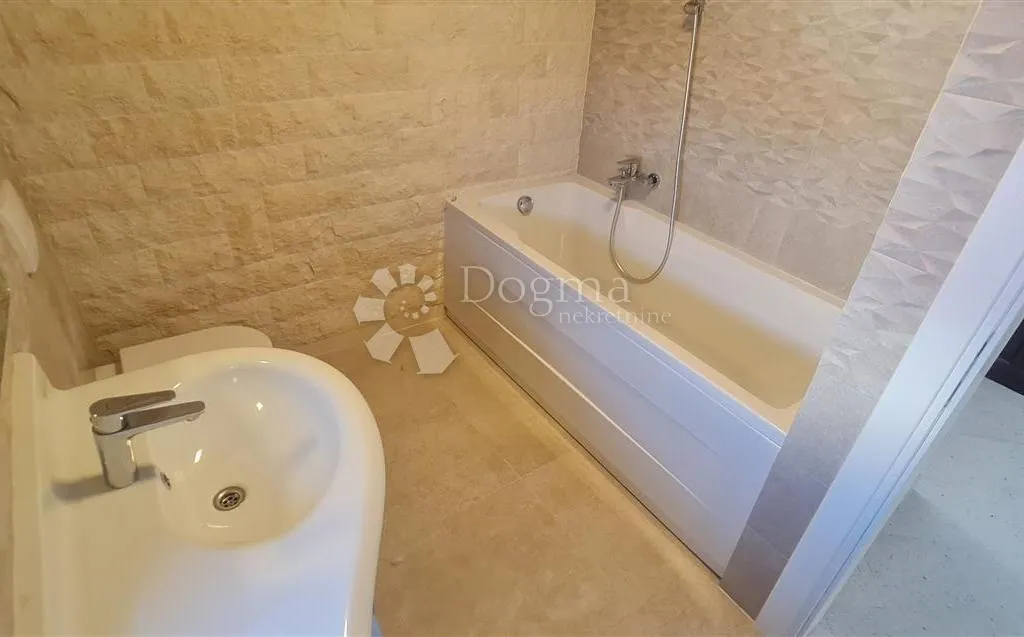 luksuzan apartman pored mora u povljani - slika 15