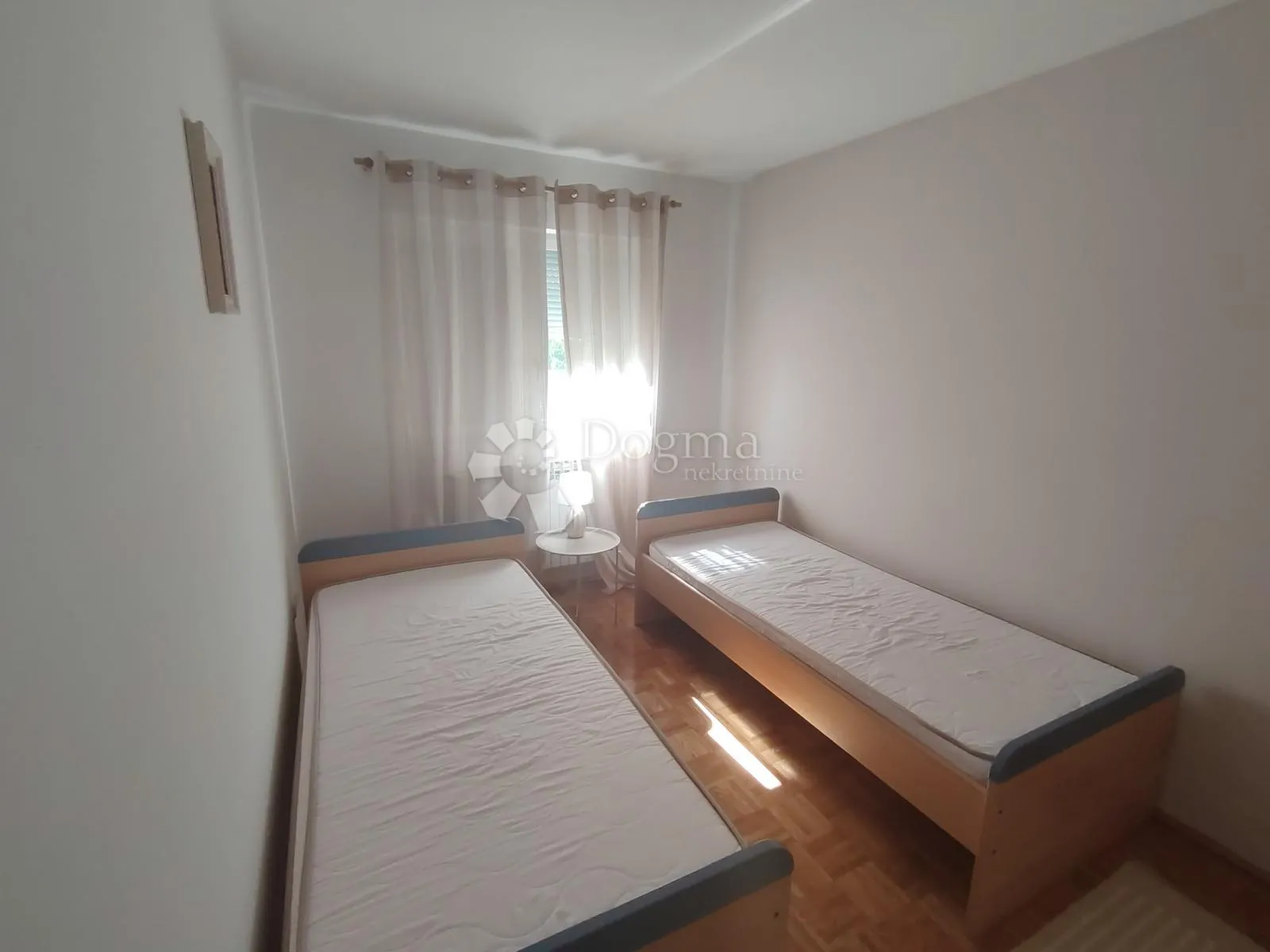 dvosoban stan s vrtom - slika 5