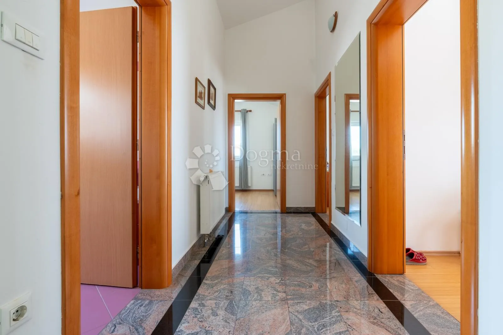 srdoči-240m2 više parkirna mjesta,okućnice 931m2 - slika 19