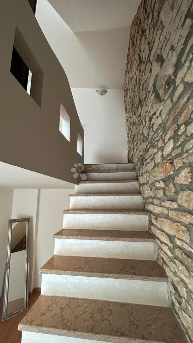 predivna renovirana kuća 160m2 - šišan - slika 14