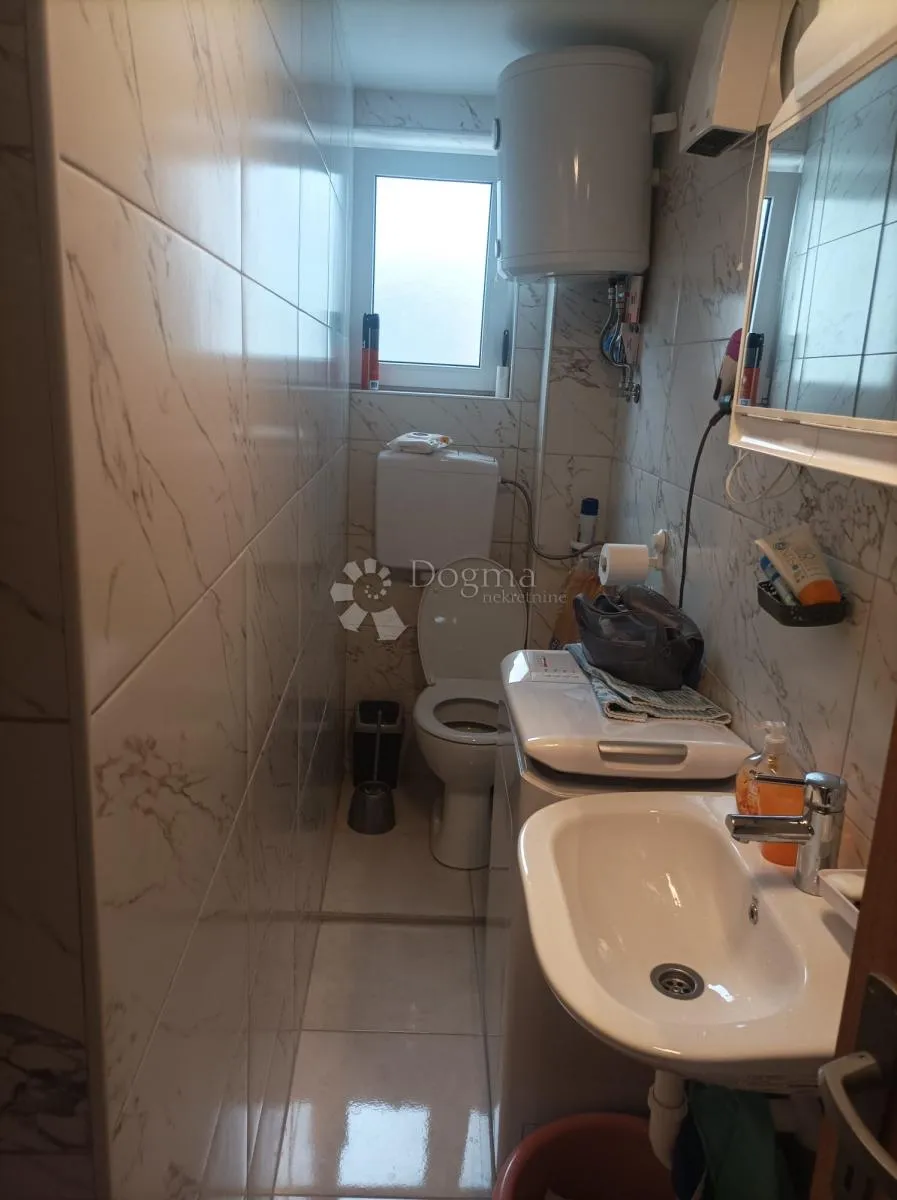 obrovac 2 apartmana 6sb + 2db ogromna okućnica - slika 16