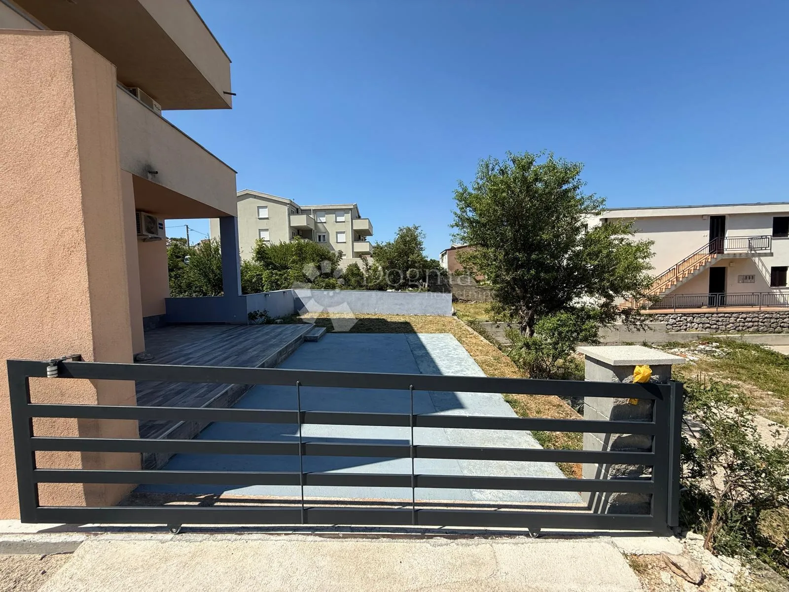 prostran moderan apartman velike terase 200 m od mora - slika 26
