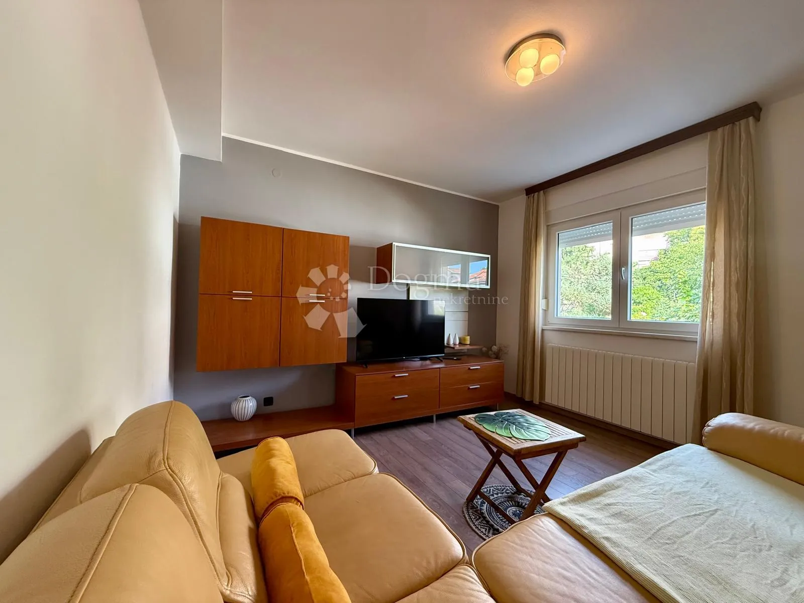 prostran dvosoban stan, 90 m²– pula - slika 2