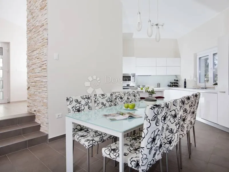 prekrasna villa s bazenom sa prostranom okućnicom od čak 4260m2 - slika 13