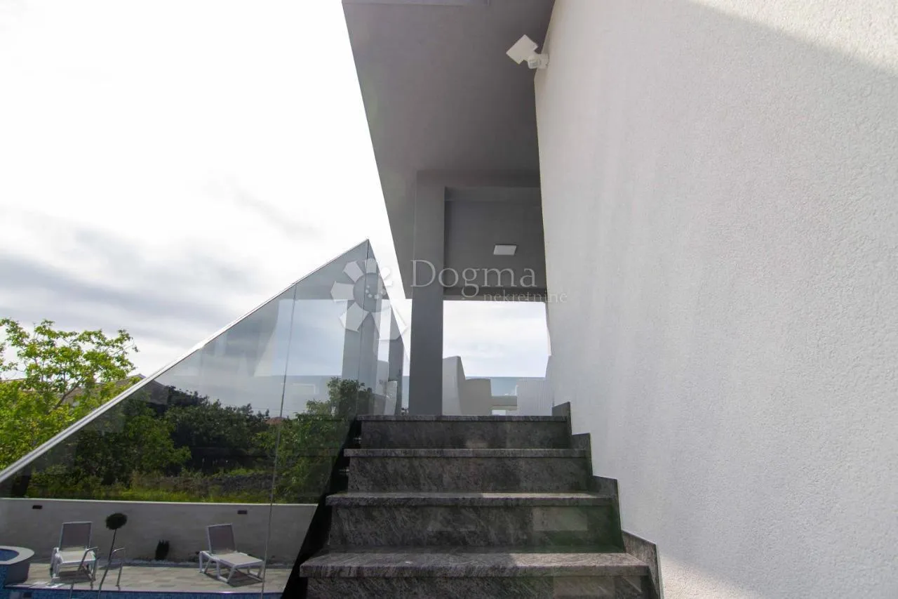 moderna villa na otoku krku s bazenom - slika 28
