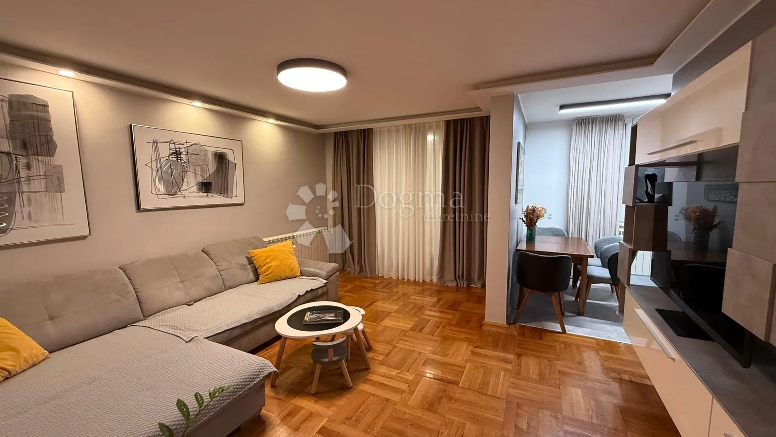 moderan renoviran stan - 5 minuta do mora! - slika 2