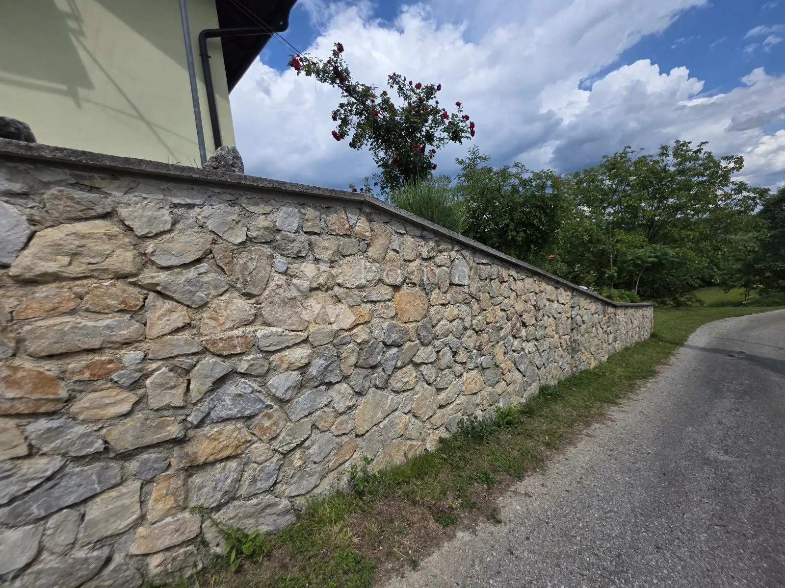 kuća u prirodi s prekrasnim pogledom na ravnu goru i velikom okućnicom - slika 3