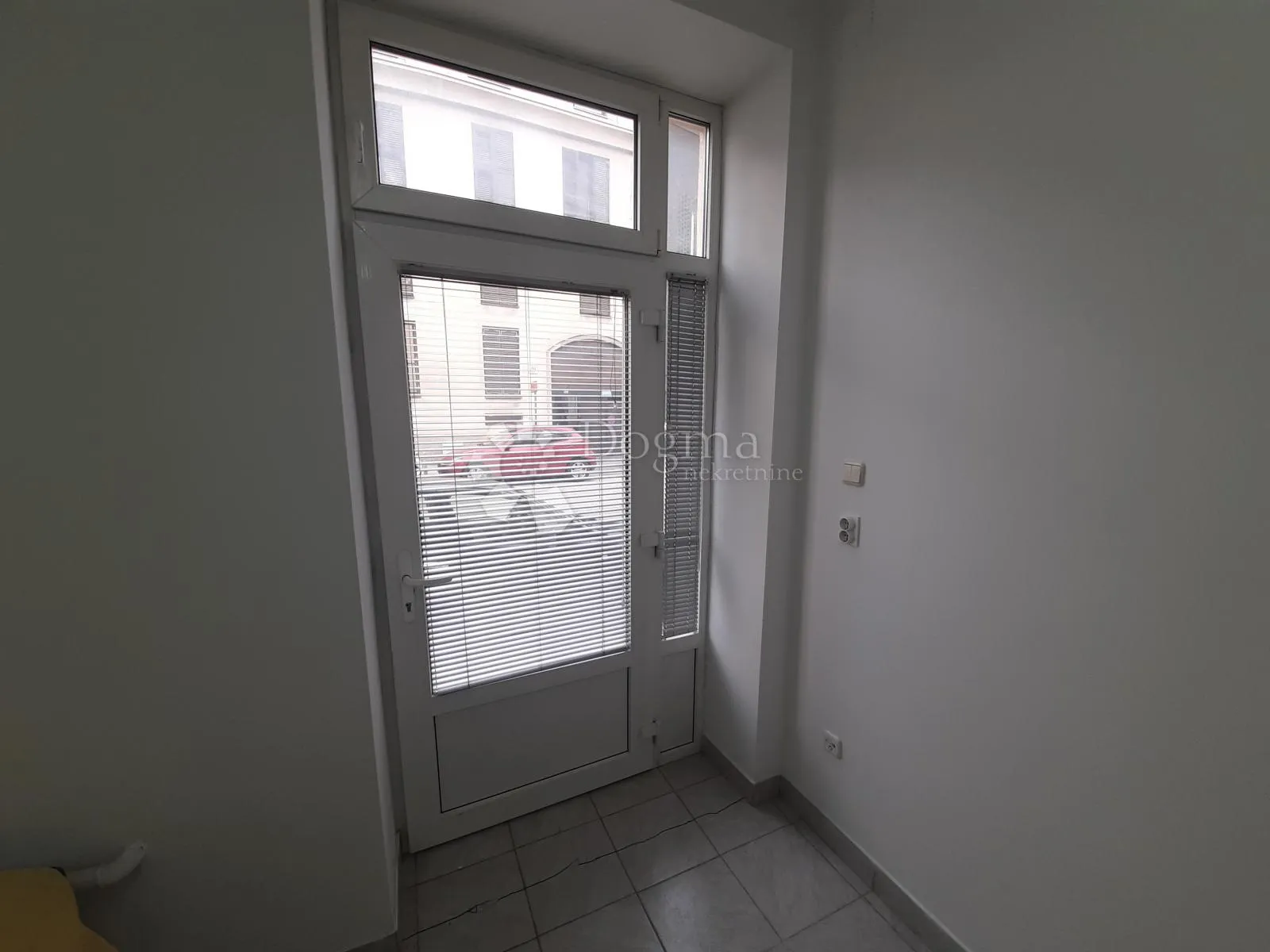 ulični lokal 16 m² - medvedgradska, centar - zakup/najam - slika 8